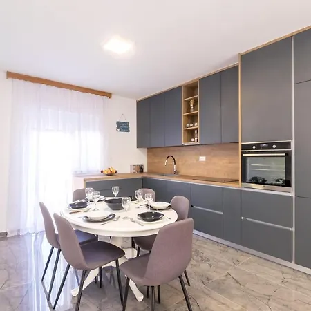 Holiday House With A Parking Space - 21361 度假居